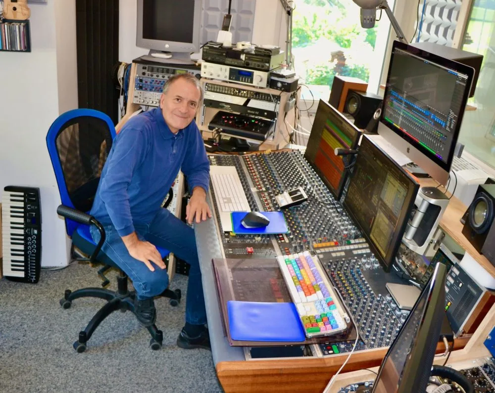 Ingénieur du son à la console d’enregistrement du studio